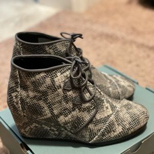 TOMS women’s size 8.5 NWT Kala Desert wedge bootie in Black Multi Faux Snake